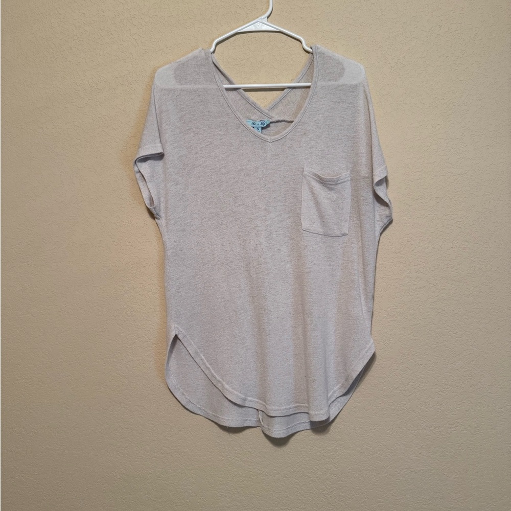 Women’s Lightweight V-Neck Pocket Top - Light Beige